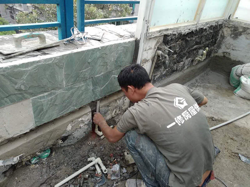 說起屋頂漏水，相信您關心的是屋頂漏水維修公司哪家好，網上關于家里的屋頂漏水了怎么辦、新房子屋頂漏水正常嗎、屋頂漏水處理方案圖片、屋頂漏水處理有哪些方案、對屋頂漏水的幾種處理方法、屋頂漏水修補方法視頻等介紹很多，今天小編收集整理了屋頂漏水怎么處理，屋頂漏水補救方法，屋頂漏水維修技巧等信息，請往下看：  先來介紹屋頂漏水補救公司哪家好，說起屋頂漏水補救公司小編推薦一修房屋快修，客戶可以到一修房屋快修官網在線咨詢客服關于：屋頂漏水主要原因、屋頂漏水補救方法、屋頂漏水修補報價、屋頂漏水維修工藝、屋頂漏水維修流程步驟、屋頂漏水處理注意事項等，一修房屋快修可為裝修業主打造整體裝修、局部裝修、維修安裝等一站式服務。  再來介紹屋頂漏水修補收費標準，或說屋頂漏水的處理方案，屋頂漏水的類型多。比如：辦公室屋頂漏水、書房屋頂漏水、別墅屋頂漏水、公寓屋頂漏水、商場屋頂漏水、超市屋頂漏水、酒店屋頂漏水、寫字樓屋頂漏水等，不同空間的屋頂漏水的補救方案和需要使用的材料不一樣，同時屋頂漏水維修的計量標準也會有差別，屋頂漏水維修價格自然不一樣。  后介紹屋頂漏水維修流程，或是屋頂漏水維修注意事項，先選擇一家合適的屋頂漏水修補公司，再根據衛生間、廚房、臥室、客廳、陽臺等類型選擇合適的屋頂漏水的補救方案、歡迎撥打屋頂漏水維修電話：4009922191咨詢；以上是小編關于屋頂漏水怎么處理，屋頂漏水補救方法，屋頂漏水維修技巧的介紹，希望對您有幫助。