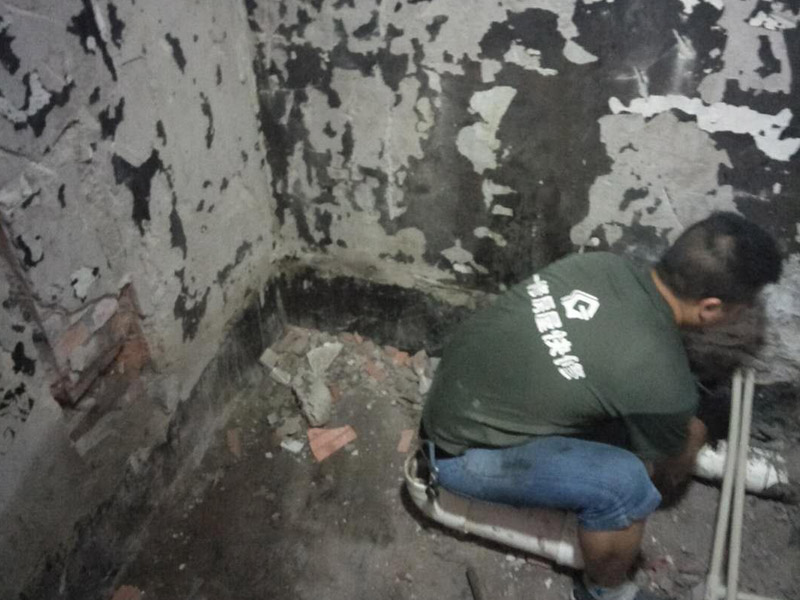改水電做防水裝修施工：先做水電，在做防水。水電做完之后，把地板與水管間隙填平，然后再做防水。防水做完試水之后，最好能在防水上面刷一層保護層在來鋪瓷磚，以免防水層被破壞。
在一般的衛生間防水處理中，墻面上也要做大約30厘米的防水涂料，以防積水洇透墻面。但如果是衛生間的墻面是非承重的輕體墻，就要將整個墻面涂滿防水涂料。防水工程結束后必須要做24小時閉水實驗。