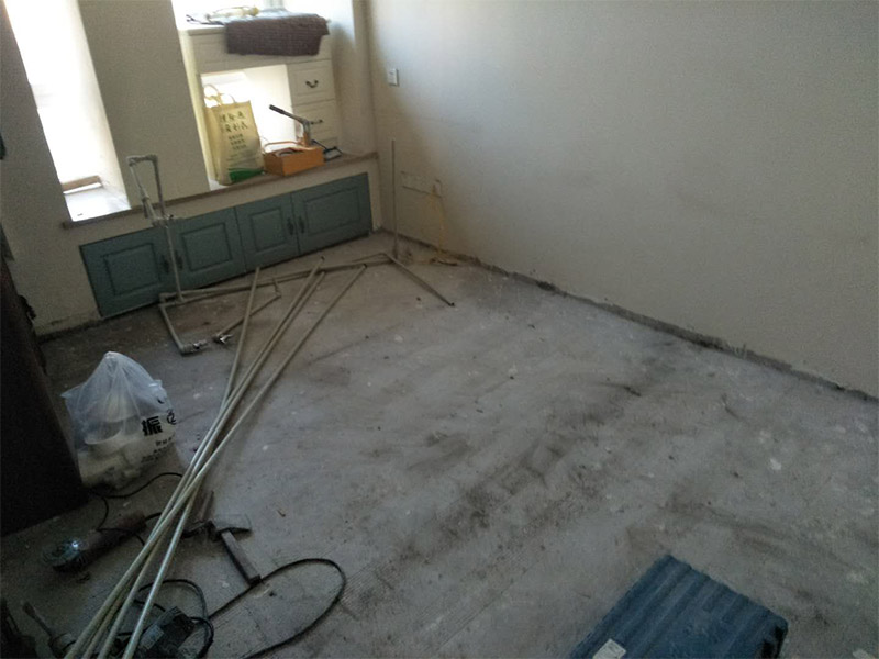 改水電做防水裝修施工：先做水電，在做防水。水電做完之后，把地板與水管間隙填平，然后再做防水。防水做完試水之后，最好能在防水上面刷一層保護層在來鋪瓷磚，以免防水層被破壞。
在一般的衛生間防水處理中，墻面上也要做大約30厘米的防水涂料，以防積水洇透墻面。但如果是衛生間的墻面是非承重的輕體墻，就要將整個墻面涂滿防水涂料。防水工程結束后必須要做24小時閉水實驗。