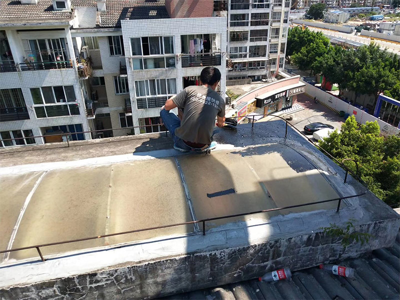 屋頂防水裝修：1、基層處理：基層在找斜坡施工前清掃干凈，不得有建筑垃圾和其他雜物；2、找平層：找平層采用20厚1:3水泥砂漿。找平層澆筑后及時摸壓密實并收光；3、煙道，墻角等與屋面交接部位采用聚乙烯丙綸高分子防水卷材和防水涂料做基層防水加強處理；4、基層處理完成后及時做盛水試驗，水深50mm以上，盛水48小時，盛水試驗后發現有滲水處，經及時板下壓密注漿，板上增做聚乙烯丙綸高分子防水卷材和防水涂料。