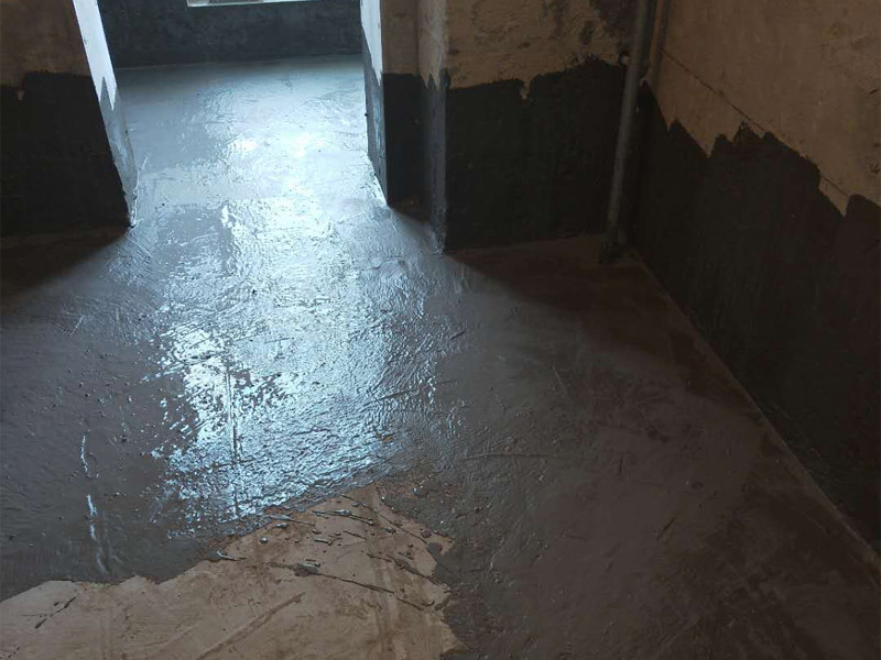 衛生間地面墻面防水裝修：首先做防水之前，一定要將地面清理干凈，用水泥砂漿將地面找平，然后用聚氨酯防水涂料反復涂刷2至3遍2，墻與地面之間的接縫及上下水之間的管道地面接縫處是最容易出現問題的地方，防水涂料一定要涂抹到位。一般防水處理中墻面要做30厘米高的防水處理，但是非承重的輕體墻，就要將整面墻做防水，至少也要做到1，8米高。墻體內埋水管，做到合理布局，鋪設水管一律做大于管徑的凹槽，槽內抹灰圓滑，然后凹槽內刷聚氨酯防水涂料。