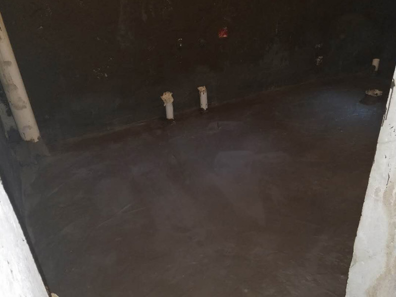 衛生間地面墻面防水裝修：首先做防水之前，一定要將地面清理干凈，用水泥砂漿將地面找平，然后用聚氨酯防水涂料反復涂刷2至3遍2，墻與地面之間的接縫及上下水之間的管道地面接縫處是最容易出現問題的地方，防水涂料一定要涂抹到位。一般防水處理中墻面要做30厘米高的防水處理，但是非承重的輕體墻，就要將整面墻做防水，至少也要做到1，8米高。墻體內埋水管，做到合理布局，鋪設水管一律做大于管徑的凹槽，槽內抹灰圓滑，然后凹槽內刷聚氨酯防水涂料。