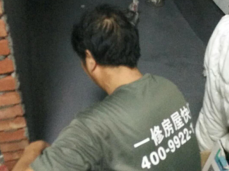 衛生間地面墻面防水裝修：首先做防水之前，一定要將地面清理干凈，用水泥砂漿將地面找平，然后用聚氨酯防水涂料反復涂刷2至3遍2，墻與地面之間的接縫及上下水之間的管道地面接縫處是最容易出現問題的地方，防水涂料一定要涂抹到位。一般防水處理中墻面要做30厘米高的防水處理，但是非承重的輕體墻，就要將整面墻做防水，至少也要做到1，8米高。墻體內埋水管，做到合理布局，鋪設水管一律做大于管徑的凹槽，槽內抹灰圓滑，然后凹槽內刷聚氨酯防水涂料。