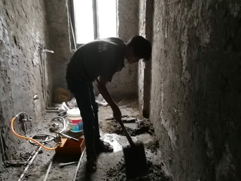 廁所墻面抹灰裝修：在抹灰前一天，用軟管或膠皮管將填充墻面自上而下澆水濕潤，抹灰前不得有明水。做灰餅時從上而下做，灰餅間距應小于刮尺長度，墻體上角先做灰餅，再以它為基準拉線做出上部、中間的灰餅，根據墻體上部的灰餅以托線板做出墻體下部灰餅，使其與上部灰餅在同一垂直面上，然后拉水平統線，加做若干灰餅。防水處理——衛生間的防水處理是很重要的。衛生間是接觸水很多的空間，防水功夫做好可以防止滲水問題，避免給樓下鄰居和自己造成麻煩。在防水后需要做閉水實驗，以確保防水的效果。
