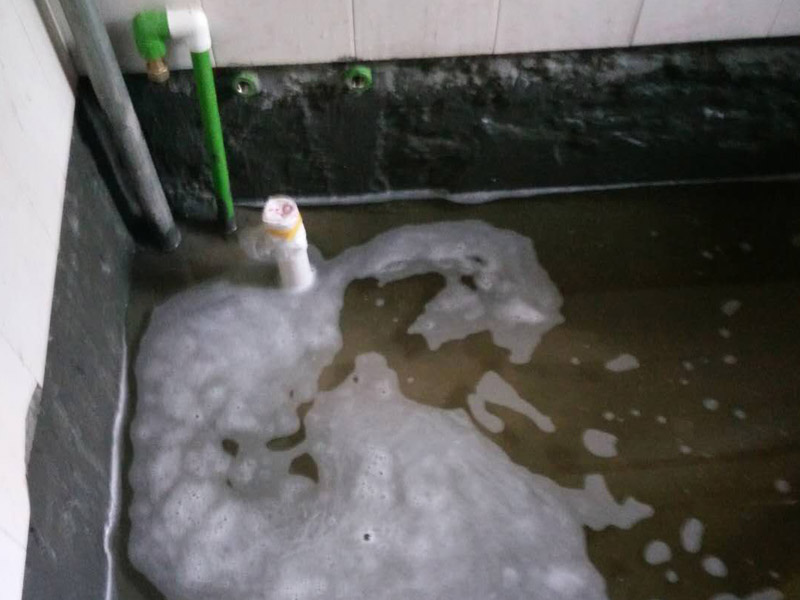 廚衛(wèi)閉水試驗裝修：1、衛(wèi)生間防水施工完后必須等防水涂料完全凝固干透后才能試水。
2、終凝時間：各種防水涂料在產(chǎn)品的執(zhí)行標(biāo)準(zhǔn)中都有明確規(guī)定，產(chǎn)品不同其終凝時間的長短也不同。
3、一般情況，如目前常用的防水涂料施工完成24小時后即可試水。試水時間為24-48小時即可。
4、防水涂層達(dá)到終凝后不會因為蓄水時間的長短影響防水層的使用壽命。
5、衛(wèi)生間地漏一定要堵嚴(yán)實。
6、切記注意閉水試驗時不要破壞防水層。