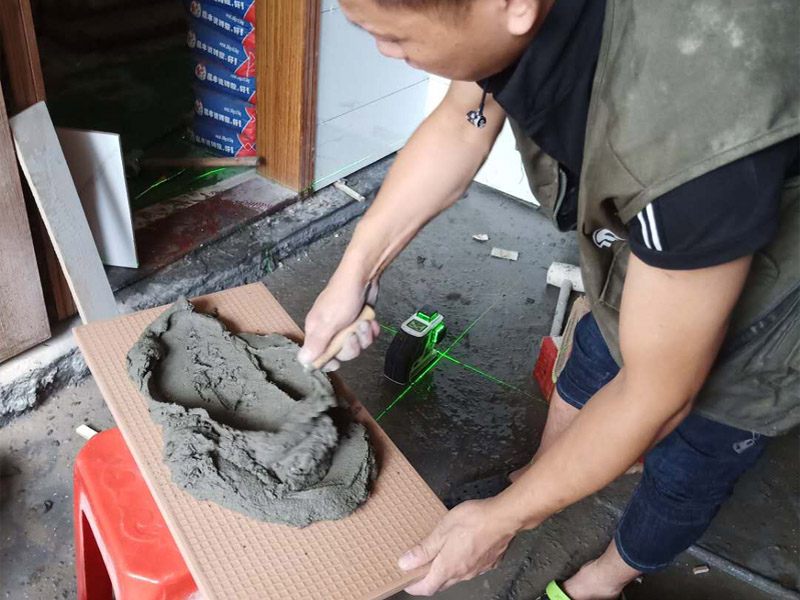 衛生間墻面瓷磚鋪貼：首先應除去基層表面的污垢，油漬，浮灰;除去基層上所有涂料層，膩子層;如果基層未能達到平整度要求，需對基層進行預先的找平處理；鋪貼瓷磚前需事先找好垂直線，以此為基準鋪貼的瓷磚高低均勻、垂直美觀;將調制好的漿料均勻地抹在瓷磚背面，要求漿料飽滿；將瓷磚平整地鋪貼在基層上，使用橡膠錘將瓷磚拍實鋪平。