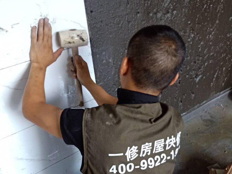 衛生間墻面瓷磚鋪貼：首先應除去基層表面的污垢，油漬，浮灰;除去基層上所有涂料層，膩子層;如果基層未能達到平整度要求，需對基層進行預先的找平處理；鋪貼瓷磚前需事先找好垂直線，以此為基準鋪貼的瓷磚高低均勻、垂直美觀;將調制好的漿料均勻地抹在瓷磚背面，要求漿料飽滿；將瓷磚平整地鋪貼在基層上，使用橡膠錘將瓷磚拍實鋪平。