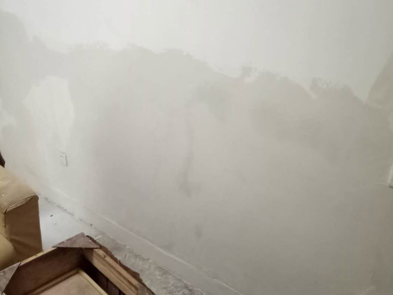 墻面修補裝修：先把墻面受損部位 脫落、起皮空鼓地方鏟除，并清理干凈；之后取出網上購買的補墻膏套裝；取適量補墻膏直接批刮，等6-12小時干燥后用砂紙打磨平整，用抹布把粉塵擦拭干凈。用補墻漆兌入10%以內的清水稀釋，攪拌均勻后涂刷2-3遍，每遍間隔3小時以上。