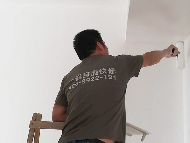 墻面粉刷裝修：1、基層處理：將墻面起皮及松動處清除干凈，并用水泥砂漿補抹。有裂縫的地方一般用牛皮紙帶和白乳膠貼住裂縫。2、刷界面劑：界面劑能夠增強對基層的粘結力，避免了抹灰層空鼓、起殼的現象，從而代替人工鑿毛處理，省時省力。3、墻面找平：凹凸不平的墻面需要找平，對于墻面不平的地方要用粉刷石膏找平，使得墻面的誤差不超過3毫米。4、批刮膩子：選用顆粒細度較高和質地較硬的膩子為佳，膩子要批三遍。5、打磨：盡量用較細的砂紙，如果砂紙太粗的話會留下很深的砂痕。6、刷底漆：底漆一定要刷勻，確保墻面每個地方都刷到，如果墻面吃漆量較大，底漆最好適量的多加一點水，以確保能夠涂刷均勻。7、找補：膩子打磨完畢之后，會留有一些瑕疵，一般情況下很難看清，只有刷過一遍漆之后才會很明顯，這時候就需要找補了。8、刷面漆：不要加過量的水，會影響漆膜厚度、手感和漆膜的硬度。