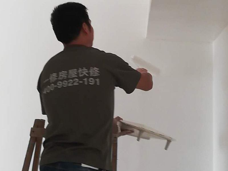墻面粉刷裝修：1、基層處理：將墻面起皮及松動處清除干凈，并用水泥砂漿補抹。有裂縫的地方一般用牛皮紙帶和白乳膠貼住裂縫。2、刷界面劑：界面劑能夠增強對基層的粘結力，避免了抹灰層空鼓、起殼的現象，從而代替人工鑿毛處理，省時省力。3、墻面找平：凹凸不平的墻面需要找平，對于墻面不平的地方要用粉刷石膏找平，使得墻面的誤差不超過3毫米。4、批刮膩子：選用顆粒細度較高和質地較硬的膩子為佳，膩子要批三遍。5、打磨：盡量用較細的砂紙，如果砂紙太粗的話會留下很深的砂痕。6、刷底漆：底漆一定要刷勻，確保墻面每個地方都刷到，如果墻面吃漆量較大，底漆最好適量的多加一點水，以確保能夠涂刷均勻。7、找補：膩子打磨完畢之后，會留有一些瑕疵，一般情況下很難看清，只有刷過一遍漆之后才會很明顯，這時候就需要找補了。8、刷面漆：不要加過量的水，會影響漆膜厚度、手感和漆膜的硬度。