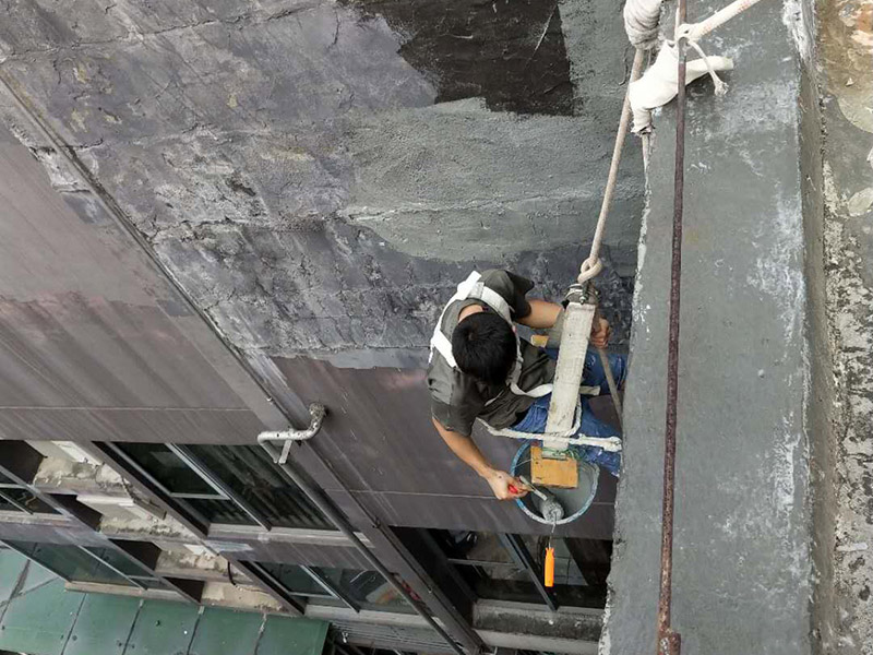 外墻防水維修：1、基層處理：首先要將基層表面的灰塵等清理干凈，一些脆裂的舊層和不耐水的涂層要鏟除，如果有凹處可以用水泥砂漿抹平，小的孔洞和裂縫用水泥乳修補好。 2、刷底膠： 刷底膠時，先要將墻面專用的膠水按照說明上的比例上加水進行稀釋，然后在基層處理好的墻面上用輥筒均勻地涂刷一至二遍膠水打底，涂層膠水要均勻，也不能涂得過多和過少。 3、局部補膩子：基層打底干燥后，用膩子找補不平之處，干后砂平。成品膩子使用前應攪勻，膩子偏稠時可酌量加清水調節。 4、滿刮膩子：將調配好的膩子放在托板上，用橡皮刮板進行涂刷，建議從上往下涂，基層一般要涂刷2-3遍，每一遍的膩子不能太厚，膩子涂刷后要及時用砂紙打磨，打磨時力底要適中，不能有波浪形等，打磨好后掃去灰塵就可以了。 5、刷底涂料：底料按照產品說明書進行稀釋然后攪拌均勻，用滾筒在墻面涂刷，要均勻，不要漏刷，也不能刷得太厚，底料干后如果有要修補的地方，建議用膩子修復然后砂平。