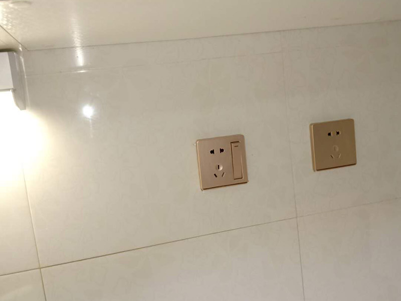 燈具插座安裝：1、吊燈：吊燈安裝在混凝土頂面上時，可采用預埋件、穿透螺栓及脹管螺栓緊固/2、吸頂燈：吸頂燈有圓形、方形或矩形底座（底盤），底座大小不等。3、壁燈根據底座的構造可采用底臺或不用底臺，用底臺時應先固定底臺，然后再將壁燈固定在底臺上。4、筒燈：根據筒燈尺寸、安裝位置在吊頂上劃線鉆孔，將吊頂內預留電源線與筒燈連接通，調整筒燈固定彈簧片的蝶形螺母，使彈簧片的高度與吊頂厚度相同，把筒燈推入吊頂開孔處 , 并裝上合適的燈泡。