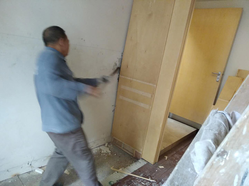 家具拆除維修：首先一般情況下，在組裝家具的時候，會用到的工具，在拆卸時同樣用得到，所以，一定要注意工具種類。然后應該盡量騰出足夠的空間，家具拆卸的時候，如果空間不夠是很難完成的，所以，我們可以將家具搬到一個寬敞的地方，然后進行拆卸。在組裝家具的時候，通常是將家具放倒以后才能進行工作，因此，拆卸的時候，同樣道理，先放倒再拆卸，以免看不清結構導致損壞家具。在拆卸板式家具的時候，一定要先拆除小件，也就是一些輔助性的東西，最后在對大的框架進行拆除，不要本末倒置，防止大的部分散掉損害小件部分。