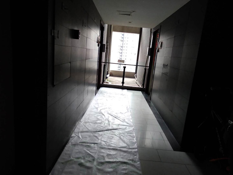 家具拆除維修：首先一般情況下，在組裝家具的時候，會用到的工具，在拆卸時同樣用得到，所以，一定要注意工具種類。然后應該盡量騰出足夠的空間，家具拆卸的時候，如果空間不夠是很難完成的，所以，我們可以將家具搬到一個寬敞的地方，然后進行拆卸。在組裝家具的時候，通常是將家具放倒以后才能進行工作，因此，拆卸的時候，同樣道理，先放倒再拆卸，以免看不清結構導致損壞家具。在拆卸板式家具的時候，一定要先拆除小件，也就是一些輔助性的東西，最后在對大的框架進行拆除，不要本末倒置，防止大的部分散掉損害小件部分。