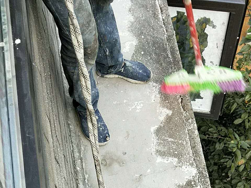 外陽臺防水維修：首先要確保地面有坡度，低的一邊為排水口。然后就是要確保陽臺和客廳或陽臺和起居室至少要有2～3公分的高度差。要使客廳和陽臺有這樣的高度差其實是很難的，因為建筑本身可能高度差只有1公分左右。陽臺地面要確保排水系統的順暢，特別是陽臺養有植物時要定期清理，防止排水時堵塞地漏，以防止積水滲透進居室。如果花園有人工照明的也要進行防水處理，特別是燈具和防漏電開關，以免雨天發生漏電時造成傷害。