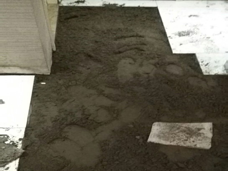 瓷磚重新鋪貼：1、基層處理：把沾在基層上的浮漿、落地灰等用暫子或鋼絲刷清理掉，再用掃帚將浮土清掃干凈。2、找標(biāo)高：根據(jù)水平標(biāo)準(zhǔn)線和設(shè)計厚度，在四周墻、柱上彈出面層的上平標(biāo)高控制線。3、鋪設(shè)結(jié)合層砂漿：鋪設(shè)前應(yīng)將基底濕潤，并在基底上刷一道素水泥漿或界面結(jié)合劑，隨刷隨鋪設(shè)攪拌均勻的干硬性水泥砂漿。4、鋪磚：將磚放置在于拌料上，用橡皮錘找平，之后將磚拿起，在干拌料上澆適量素水泥漿，同時在磚背面涂厚度約lnm的素水泥膏，再將磚放置在找過平的干拌料上，用橡皮錘按標(biāo)高控制線和方正控制線坐平坐正。5、養(yǎng)護(hù)：當(dāng)磚面層鋪貼完24h內(nèi)應(yīng)開始澆水養(yǎng)護(hù)，養(yǎng)護(hù)時間不得小于7d。