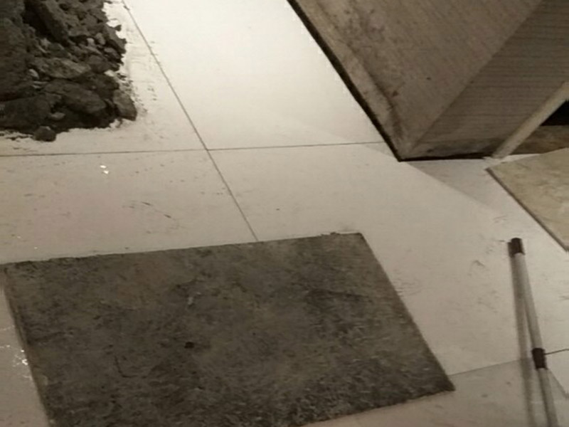 瓷磚重新鋪貼：1、基層處理：把沾在基層上的浮漿、落地灰等用暫子或鋼絲刷清理掉，再用掃帚將浮土清掃干凈。2、找標(biāo)高：根據(jù)水平標(biāo)準(zhǔn)線和設(shè)計厚度，在四周墻、柱上彈出面層的上平標(biāo)高控制線。3、鋪設(shè)結(jié)合層砂漿：鋪設(shè)前應(yīng)將基底濕潤，并在基底上刷一道素水泥漿或界面結(jié)合劑，隨刷隨鋪設(shè)攪拌均勻的干硬性水泥砂漿。4、鋪磚：將磚放置在于拌料上，用橡皮錘找平，之后將磚拿起，在干拌料上澆適量素水泥漿，同時在磚背面涂厚度約lnm的素水泥膏，再將磚放置在找過平的干拌料上，用橡皮錘按標(biāo)高控制線和方正控制線坐平坐正。5、養(yǎng)護(hù)：當(dāng)磚面層鋪貼完24h內(nèi)應(yīng)開始澆水養(yǎng)護(hù)，養(yǎng)護(hù)時間不得小于7d。