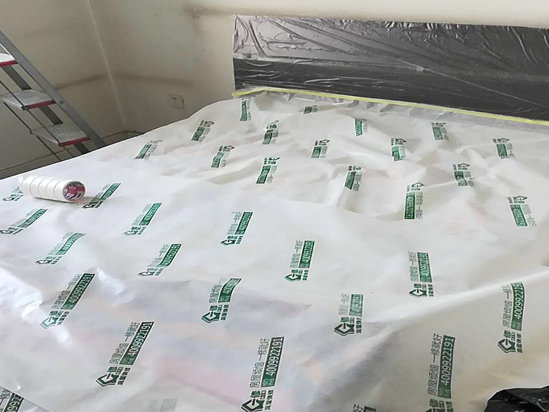 臥室局部改造：老房子裝修是工首步驟，也是最重要的步驟，就是拆改,拆除一些不必要的墻體，改造房屋結構和水電；刮膩子，第一遍刮石膏，硬度好，附著力好干了不容易開裂收縮，填充力好，能堵住墻體上小 眼眼，干了后就不能再出現小眼眼了；第二遍刮的重點就是找平，第三遍進行修補。