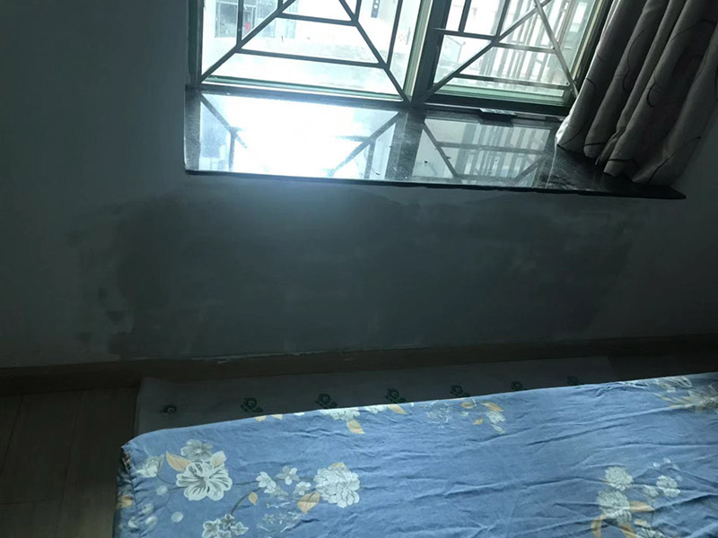 墻面局部補膩子：1、墻面基本干燥，基層含水率不得大于10%。   2、抹灰作業(yè)已全部完成，過墻管道、洞口、陰陽角處理完畢，為確保墻面干燥，各種穿墻孔應提前抹灰找平。  3、門、窗、玻璃要提前安裝完畢。 4、地面施工及管道安裝完畢。   5、將墻體空鼓、裂縫修補到位后，再進行膩子施工。裂縫處理方法，用抗裂砂漿將寬100mm的無紡布粘貼在裂縫上，每邊搭接50mm，外面抹抗裂砂漿。  刮膩子時不要污染地面，門窗、玻璃等以完成的分部分項工程。刮膩子完成后要妥善保護，不得磕碰污染墻面。 