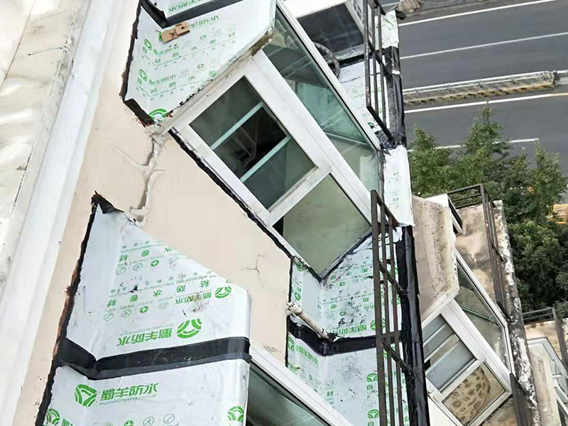 窗戶臺防水維修：(1)清理窗框周邊，查找滲漏縫隙，分析滲漏原因; (2)對于墻體內部存在空穴的部位，根據具體情況考慮化學灌漿或填充其它彈性防水材料; (3)清理縫隙表面，其表面不應有油污，浮塵等隔離物; (4)在窗框周邊縫隙內嵌填彈性密封材料; (5)試水檢驗防水效果。 主要是在窗戶的外面做防水處理，一般是墻面上批刮耐水膩子、刷防水涂料。當然，如果事先做一下基礎防水的話，那么防水的效果會更好了。