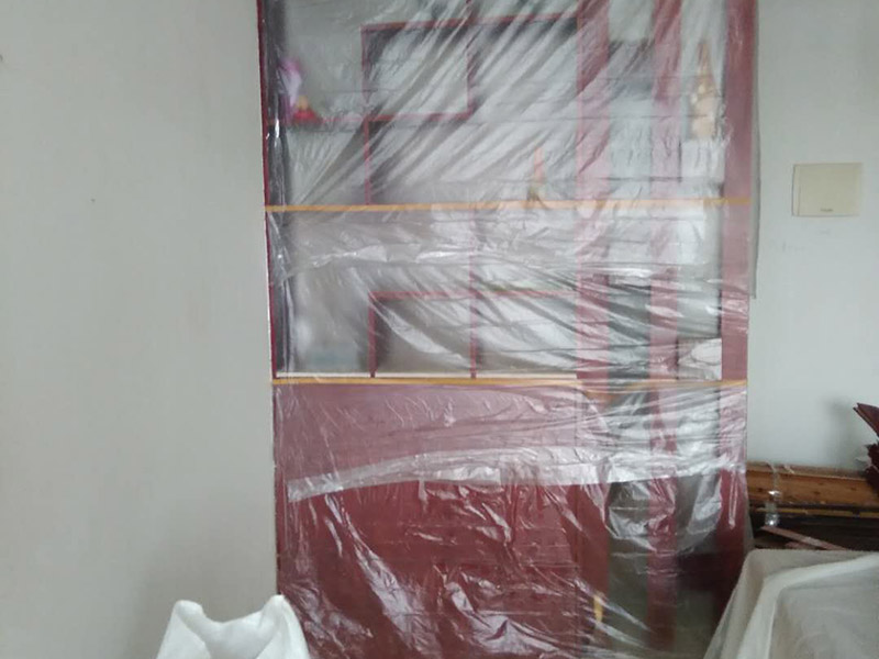 家具拆除，墻面補石膏：1、壓力灌漿法：空氣壓縮機將粘合劑灌人磚墻裂縫內，將開裂的墻重新粘合在一起。  2、外力修補法：將原有的縫隙打開，用彈性膩子修補，或者是使用的確良布整粘。  3、到市場上購買一些油漆專用的亞麻布，將亞麻布用白膠貼至墻體，然后待干透后涂上水泥漆，這樣的話，可以保證墻體不再有裂縫，也可以起到堅固墻體的作用。  4、將墻體表面的保溫板去掉，或者是把墻體表面的水泥去掉，在外面安裝一層石膏板最后在上面做乳膠漆。但此種方法工程耗量大，也有一定的難度。  5、大面積的裂縫，將開裂的墻面基底做出一個“U”形狀，對基底進行修補，最后掛上鋼絲網就可以了。