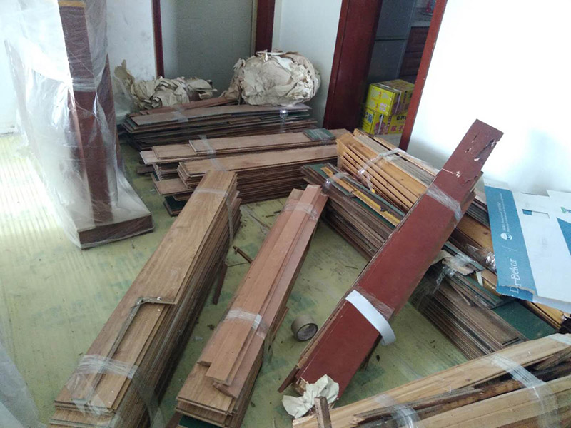 家具拆除，墻面補石膏：1、壓力灌漿法：空氣壓縮機將粘合劑灌人磚墻裂縫內，將開裂的墻重新粘合在一起。  2、外力修補法：將原有的縫隙打開，用彈性膩子修補，或者是使用的確良布整粘。  3、到市場上購買一些油漆專用的亞麻布，將亞麻布用白膠貼至墻體，然后待干透后涂上水泥漆，這樣的話，可以保證墻體不再有裂縫，也可以起到堅固墻體的作用。  4、將墻體表面的保溫板去掉，或者是把墻體表面的水泥去掉，在外面安裝一層石膏板最后在上面做乳膠漆。但此種方法工程耗量大，也有一定的難度。  5、大面積的裂縫，將開裂的墻面基底做出一個“U”形狀，對基底進行修補，最后掛上鋼絲網就可以了。