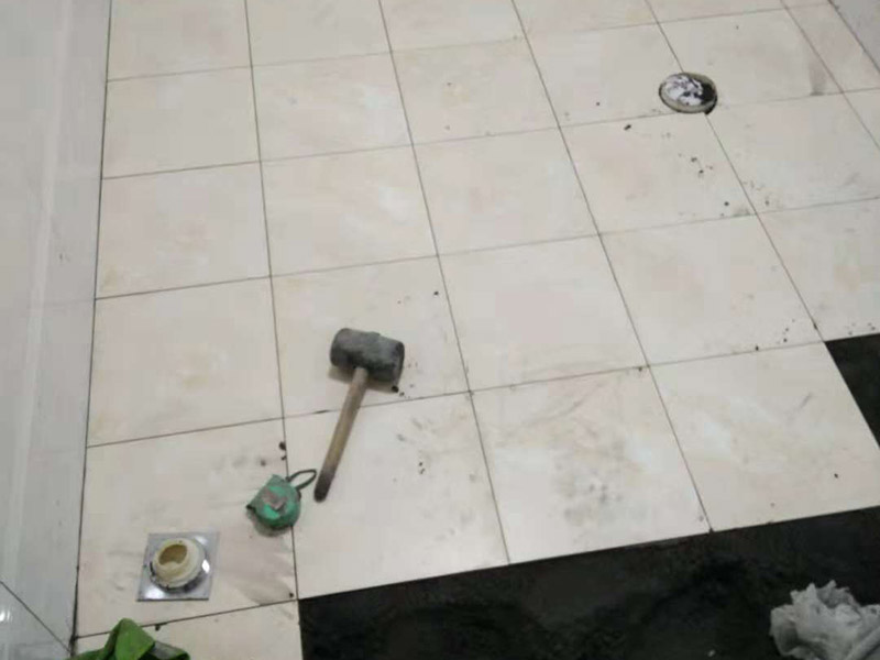 衛生間貼磚：基層處理：應全部清理墻面上的各類污物，打掃干凈現場，特別是腳落里。 批墻、墻面找平：用泥刀先批墻，后用水泥漿找平。這個工序很重要，確保底子平，防止貼后空鼓。 刷防水涂料：墻面要刷防水涂料，防止貼后浸水，一般高度不低于1.8米，刷的時候會稍高一些。 找水平基準線：根據設計鋪貼圖樣的要求，確定排磚方案，用墨斗彈線，以減少施工損耗。 粘結劑上墻：把剛剛攪拌好的粘結劑漿料均勻的刮到墻上。 瓷磚上墻將經過預先清潔的瓷磚平整地鋪貼在粘結劑漿料基層上，使用橡膠錘將瓷磚拍實鋪平。施工過程中，可小幅度轉動瓷磚，使漿料與瓷磚背面充分接觸。專家建議在鋪貼時，隨機取下已鋪貼于基層上的瓷磚作檢查。確保漿料與瓷磚背面的充分接觸。 留縫大小調整根據瓷磚的尺寸，在磚與磚之間預留相應尺寸的縫隙留待嵌縫。可用牙簽等先固定，粘結劑具有一定的可調整性，可對留縫的大小進行調整。