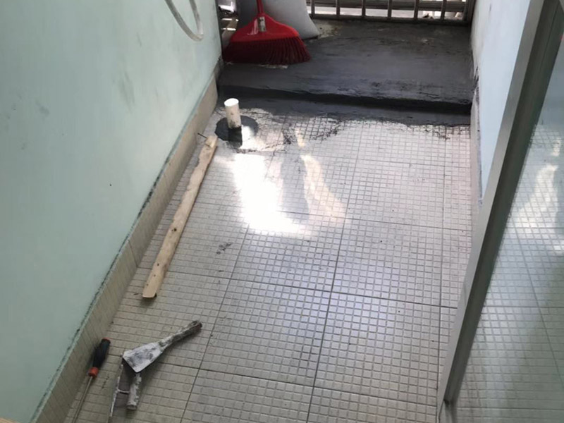 地漏維修：1.在進行衛生間地漏更換前，需要將所需材料和工具準備好，例如水泥砂漿、螺絲刀、錘子、刮刀以及新的地漏等。還應確認好新的地漏是否和家中的舊地漏尺寸大小一致，常見的方形地漏尺寸為十厘米，也有一種十二厘米的圓狀地漏，下水管直徑一般都是5厘米。 2.使用螺絲刀將舊的地漏和四周瓷磚進行慢慢翹起分開，再使用一字的螺絲刀將舊地漏周圍的水泥慢慢弄出來，然后使用錘子輕輕的敲擊地漏，讓它和水泥完全分離開來，再將地漏拿出。最后使用槽子將地漏安裝位置四周殘留的水泥清理干凈，做到無雜物，便于后期安裝。 3. 將地漏安裝位置清理完成后，就可以在地漏四周的壁面進行耐水膩子的處理，新地漏的背面也需要使用膩子進行涂抹處理，這樣做是為了讓地漏和地面更加粘結。但需要將多余的水泥砂漿鏟去，將地面的垃圾清理干凈。 4. 在進行地漏安裝時，需要先將地漏的芯層取出來，以免施工造成水泥砂漿跑入，影響地漏使用。地漏安裝高度應以地磚持平，不能高出地面，再在四周涂抹白水泥進行密封，安裝好芯層和表蓋，自然晾干后，就可以使用地漏了。