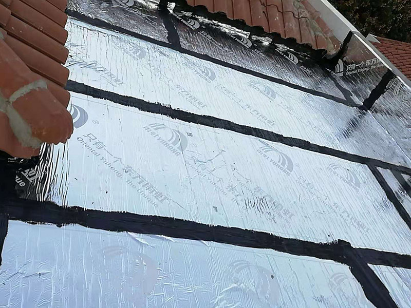 屋頂做防水：1、清理基層，施工前要將基層表面的塵土和雜物清理干凈，然后用熱熔法改性瀝青卷材對防水層施工前在水落口、管根、陰陽角等細部先做好附加層。 2、鋪貼卷材，首先卷材的厚度要符合要求，將防水卷材裁剪成相應的尺寸，用火焰噴槍加熱基層和卷材的交接處，趁卷材的材面剛剛熔化時將卷材向前滾鋪、粘貼。鋪貼平面與立面相連接的卷材應由下向上進行。 3、熱熔封邊，用噴槍將卷材搭接處加熱，讓其粘結牢固，然后涂刷第一遍防水涂料。防水施工前要先保證地面干凈、干燥，防水涂料要滿涂，確保無遺漏，與基層結合要牢固，無裂紋和氣泡等，防水涂料厚度要達到產品規定的要求。 4、待第一遍防水涂料完全干透之后再進行第二遍防水涂刷，第一遍防水涂料沒有完全干透就進行第二遍防水施工的話會使防水效果大打折扣。 5、鋪保護層，防水工作做完后，在表面鋪上保護層，是為了防止之后的施工把防水層破壞，保護層鋪貼要完全覆蓋防水層，做到無遺漏，與基層結合牢固無氣泡和脫落現象發生。 6、閉水試驗，閉水試驗時水的高度不能低于2cm，然后觀察24小時以上，看其有無滲漏的現象發生，如果沒有才算合格。