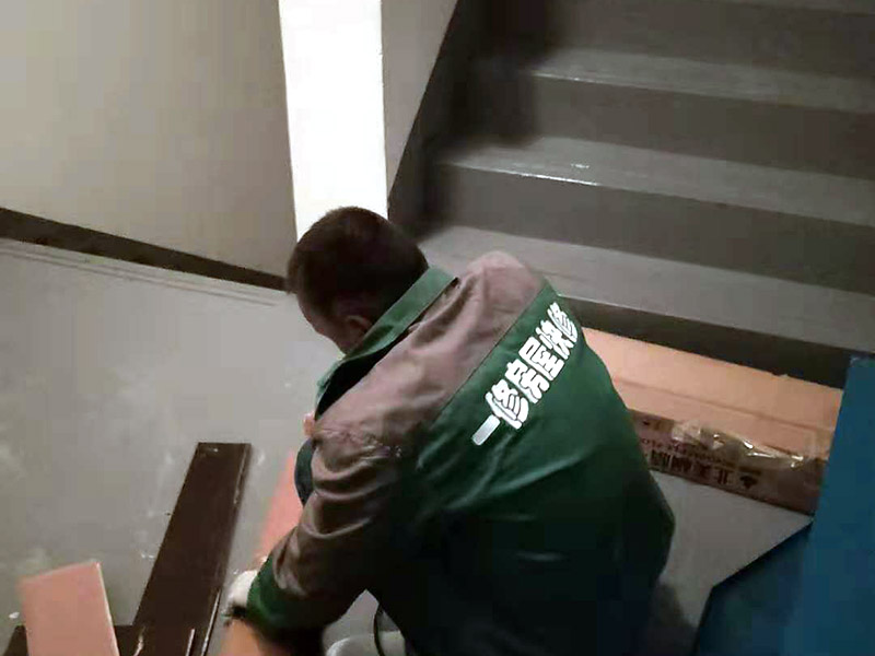 地板切割預(yù)鋪：地面全部掃干凈后，鋪上一層薄薄的塑料膜，要全部鋪滿，接頭的地方要連接好，以隔開地板和地面。鋪好塑料膜后，再在上面鋪上地板專用的地膜，鋪好地膜后，地板安裝師傅將很多地板從箱子里拿出來，全部攤放在地上，挑選色差，色差大的放在床、衣柜下面，色差均勻小的鋪在明顯的地方。開始正式安裝地板，安裝師傅將地板逐個裁剪，然后按以下圖的方式安裝，地板與地板之間只要用錘子錘緊就是。