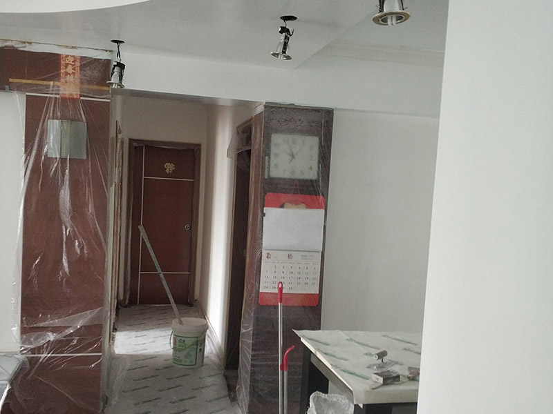 墻面翻新，地面保護：為了避免施工中磕碰到業主的家俱等物件，特地將這些物件搬到房屋中間。很快房間內可以搬動的物件，就都搬到了房屋的中間位置。為了避免涂料意外滴上，包上了保護膜。在鏟除舊墻面時還會留心用小托盤接住，以免弄臟業主家的地面。將踢腳線等與墻面接觸的位置及地面做好遮蔽，以免將涂料碰到木器上。 墻面應先除掉浮灰，鏟除起砂翹皮的位置;對油污的位置，應先將原有涂層鏟掉，不能鏟掉的要徹底清洗干凈。選用顆粒細度較大和質地較硬的膩子刮凃，底漆必須要刷勻，保證墻面每個地方都刷到，如果墻面吃漆量較多，底漆最好適當的加一點水，以保證可以涂刷均勻。這里上漆的量就是通常上的上漆工作了，不能加過量的水，會對漆膜厚度、手感和漆膜的硬度等產生影響。