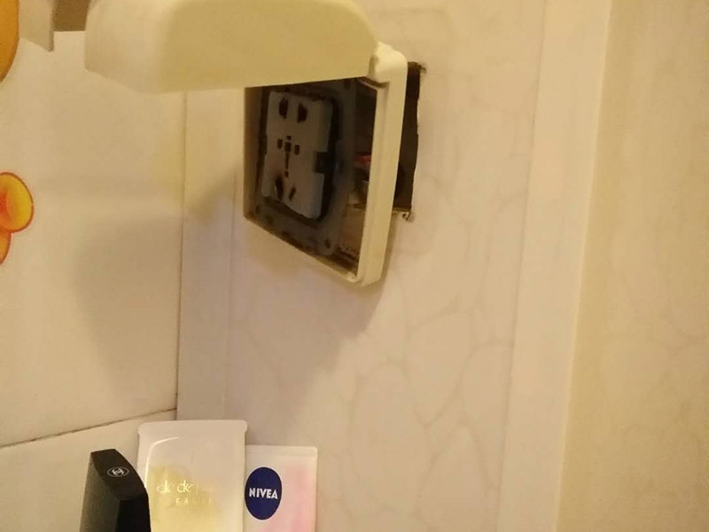 浴室插座熱水器維修：首先，我們要先看看漏電保護器上的指示燈是否亮著，這是電熱水器維修中的第一步。如果家里的電熱水器沒有安裝漏電保護開關，就要注意查看熱水器機殼上的指示燈，如果燈沒亮，可能就是電源的電壓沒有輸出，或者是漏電保護器壞了。如果燈是亮著的，可以用螺絲釘打開熱水器的蓋子，檢查內部結構是否出現故障。熱水器作為用電功率比較大的電器，有時候連接電線會比較容易老化或者是戎毀，當確定上面的維修步驟中都沒發現任何問題時，就要注意檢查是不是連接線端子和接頭有沒有被燒毀，發現之后要立即更換新的連接線，確保電熱水器正常工作。