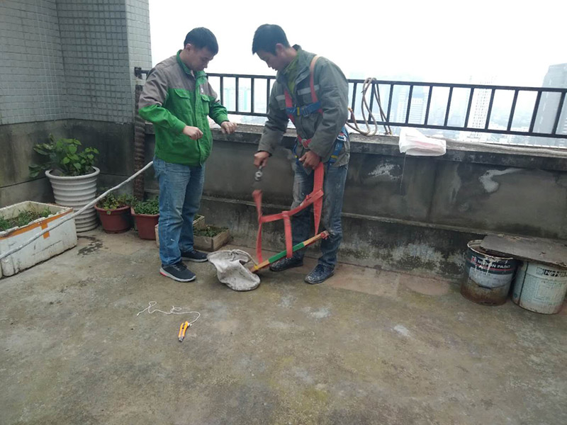 窗戶打膠高空作業(yè)： 1、從事高處作業(yè)的人員必須持證上崗，并認真遵守安全施工規(guī)定，衣著要靈活，禁止穿硬底和帶釘易滑的鞋。 2、從事高處作業(yè)人員應每年進行一次體檢，患有心臟病、高血壓、精神病、癲癇病者不準從事高空作業(yè)。 3、高處作業(yè)要設防護欄桿，支持安全網(wǎng)和安裝防護門，操作人員要系安全帶。 4、高處作業(yè)物料要堆放平穩(wěn)，不可放置在臨邊和洞口附進、凡有墜落可能的，要及時撤出或固定以防跌落傷人。 5、發(fā)現(xiàn)安全設施有缺陷或隱患，應及時報告處理，對危及人身安全的，必須停止施工，消險后再進行高處作業(yè)。 6、任何人不允許移動和擅自拆除安全標志，確實因工作需要須經(jīng)工長批準后移動和拆除，之后重新安裝好。 7、冬季施工要采取可靠的防滑、防寒、防凍、防是毒、防火安全措施。 8、高呼上作業(yè)安全設施要經(jīng)常檢查，處于良好狀態(tài)。 梯子不得缺檔，不得墊高使用，橫檔間距以30mm為宜，使用時上端要扎牢，下端采取防滑措施，禁止二人同在梯上作業(yè)，如接長使用，應綁扎牢固。在通道處使用梯子，應有人監(jiān)護或設置圍欄。 9、在進行高處作業(yè)時，應結合工程特點，相應地制定各種安全防護技術措施。 10、每個工程項目在編制施工組織設計和施工方案時，要列入該項目所涉及到高處作業(yè)的各項安全技術措施，并盡量采取地面作業(yè)，減少各種高處作業(yè)。等等