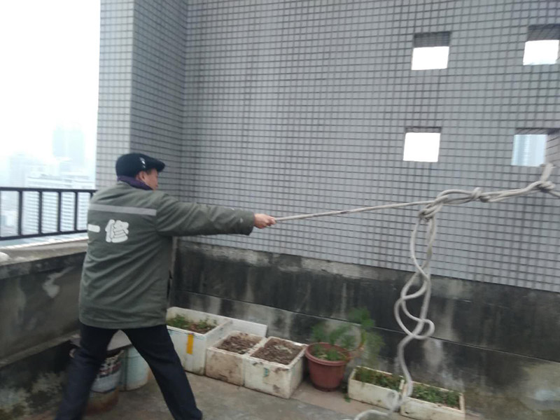 窗戶打膠高空作業(yè)： 1、從事高處作業(yè)的人員必須持證上崗，并認真遵守安全施工規(guī)定，衣著要靈活，禁止穿硬底和帶釘易滑的鞋。 2、從事高處作業(yè)人員應每年進行一次體檢，患有心臟病、高血壓、精神病、癲癇病者不準從事高空作業(yè)。 3、高處作業(yè)要設防護欄桿，支持安全網(wǎng)和安裝防護門，操作人員要系安全帶。 4、高處作業(yè)物料要堆放平穩(wěn)，不可放置在臨邊和洞口附進、凡有墜落可能的，要及時撤出或固定以防跌落傷人。 5、發(fā)現(xiàn)安全設施有缺陷或隱患，應及時報告處理，對危及人身安全的，必須停止施工，消險后再進行高處作業(yè)。 6、任何人不允許移動和擅自拆除安全標志，確實因工作需要須經(jīng)工長批準后移動和拆除，之后重新安裝好。 7、冬季施工要采取可靠的防滑、防寒、防凍、防是毒、防火安全措施。 8、高呼上作業(yè)安全設施要經(jīng)常檢查，處于良好狀態(tài)。 梯子不得缺檔，不得墊高使用，橫檔間距以30mm為宜，使用時上端要扎牢，下端采取防滑措施，禁止二人同在梯上作業(yè)，如接長使用，應綁扎牢固。在通道處使用梯子，應有人監(jiān)護或設置圍欄。 9、在進行高處作業(yè)時，應結合工程特點，相應地制定各種安全防護技術措施。 10、每個工程項目在編制施工組織設計和施工方案時，要列入該項目所涉及到高處作業(yè)的各項安全技術措施，并盡量采取地面作業(yè)，減少各種高處作業(yè)。等等