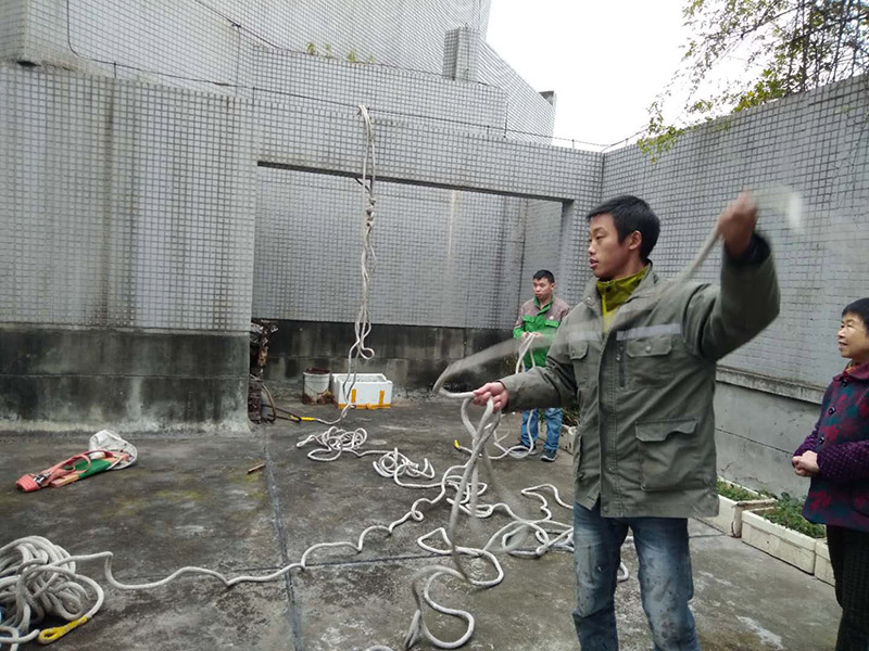 窗戶打膠高空作業(yè)： 1、從事高處作業(yè)的人員必須持證上崗，并認真遵守安全施工規(guī)定，衣著要靈活，禁止穿硬底和帶釘易滑的鞋。 2、從事高處作業(yè)人員應每年進行一次體檢，患有心臟病、高血壓、精神病、癲癇病者不準從事高空作業(yè)。 3、高處作業(yè)要設防護欄桿，支持安全網(wǎng)和安裝防護門，操作人員要系安全帶。 4、高處作業(yè)物料要堆放平穩(wěn)，不可放置在臨邊和洞口附進、凡有墜落可能的，要及時撤出或固定以防跌落傷人。 5、發(fā)現(xiàn)安全設施有缺陷或隱患，應及時報告處理，對危及人身安全的，必須停止施工，消險后再進行高處作業(yè)。 6、任何人不允許移動和擅自拆除安全標志，確實因工作需要須經(jīng)工長批準后移動和拆除，之后重新安裝好。 7、冬季施工要采取可靠的防滑、防寒、防凍、防是毒、防火安全措施。 8、高呼上作業(yè)安全設施要經(jīng)常檢查，處于良好狀態(tài)。 梯子不得缺檔，不得墊高使用，橫檔間距以30mm為宜，使用時上端要扎牢，下端采取防滑措施，禁止二人同在梯上作業(yè)，如接長使用，應綁扎牢固。在通道處使用梯子，應有人監(jiān)護或設置圍欄。 9、在進行高處作業(yè)時，應結合工程特點，相應地制定各種安全防護技術措施。 10、每個工程項目在編制施工組織設計和施工方案時，要列入該項目所涉及到高處作業(yè)的各項安全技術措施，并盡量采取地面作業(yè)，減少各種高處作業(yè)。等等
