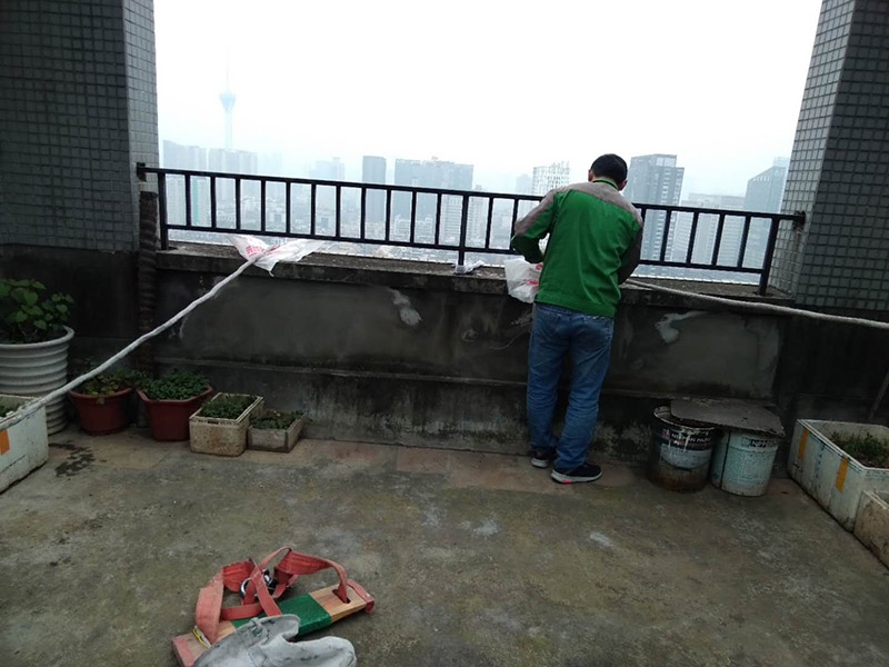 窗戶打膠高空作業(yè)： 1、從事高處作業(yè)的人員必須持證上崗，并認真遵守安全施工規(guī)定，衣著要靈活，禁止穿硬底和帶釘易滑的鞋。 2、從事高處作業(yè)人員應每年進行一次體檢，患有心臟病、高血壓、精神病、癲癇病者不準從事高空作業(yè)。 3、高處作業(yè)要設防護欄桿，支持安全網(wǎng)和安裝防護門，操作人員要系安全帶。 4、高處作業(yè)物料要堆放平穩(wěn)，不可放置在臨邊和洞口附進、凡有墜落可能的，要及時撤出或固定以防跌落傷人。 5、發(fā)現(xiàn)安全設施有缺陷或隱患，應及時報告處理，對危及人身安全的，必須停止施工，消險后再進行高處作業(yè)。 6、任何人不允許移動和擅自拆除安全標志，確實因工作需要須經(jīng)工長批準后移動和拆除，之后重新安裝好。 7、冬季施工要采取可靠的防滑、防寒、防凍、防是毒、防火安全措施。 8、高呼上作業(yè)安全設施要經(jīng)常檢查，處于良好狀態(tài)。 梯子不得缺檔，不得墊高使用，橫檔間距以30mm為宜，使用時上端要扎牢，下端采取防滑措施，禁止二人同在梯上作業(yè)，如接長使用，應綁扎牢固。在通道處使用梯子，應有人監(jiān)護或設置圍欄。 9、在進行高處作業(yè)時，應結合工程特點，相應地制定各種安全防護技術措施。 10、每個工程項目在編制施工組織設計和施工方案時，要列入該項目所涉及到高處作業(yè)的各項安全技術措施，并盡量采取地面作業(yè)，減少各種高處作業(yè)。等等
