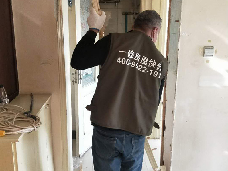 家具拆除整理：1、將面板拆下來，在門鎖的內(nèi)面板有2個鎖釘取下。 2、面板拆完后，再拆鎖芯帽，即兩顆釘。 3、有的鎖芯，在門側(cè)面也有兩個螺絲釘，需要將之拆開。 4、取下鎖芯后。在門邊鎖體的檔片中部有一個螺絲，在鎖舌(方舌)之間，將此鎖芯取出，就可以將鎖芯取出了。 5、安裝新鎖芯，安裝面板，固定好相應(yīng)的螺絲就可以。