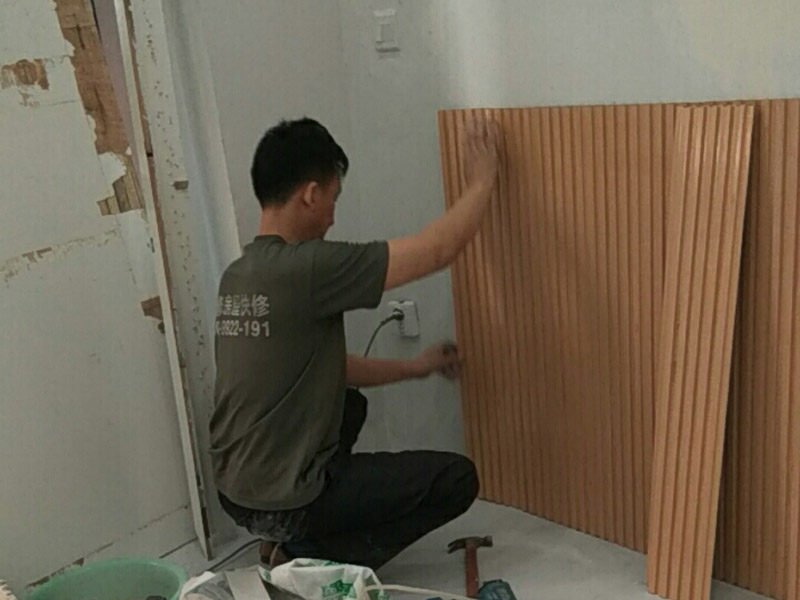護墻板安裝：首先，就是要將挑選的護墻板，按照墻面的高度，寬度，用電鋸切割成一個一個的等高的板塊，這樣便于護墻板的安裝。護墻板切割好后，需要將護墻板先固定在墻面上，扣上卡子，用鋼槍將其固定在墻上。再將下一個板塊與上一個板塊縫隙處扣緊，依次裝上。在拐角處的地方安裝護墻板時，要注意在墻板的背面打上免釘膠，便于固定。在遇到墻面有插座的地方或者是有線帶的地方的時候，還需要在將護墻板再次的進行切割，空出插座或是電線電纜的地方，再進行安裝。