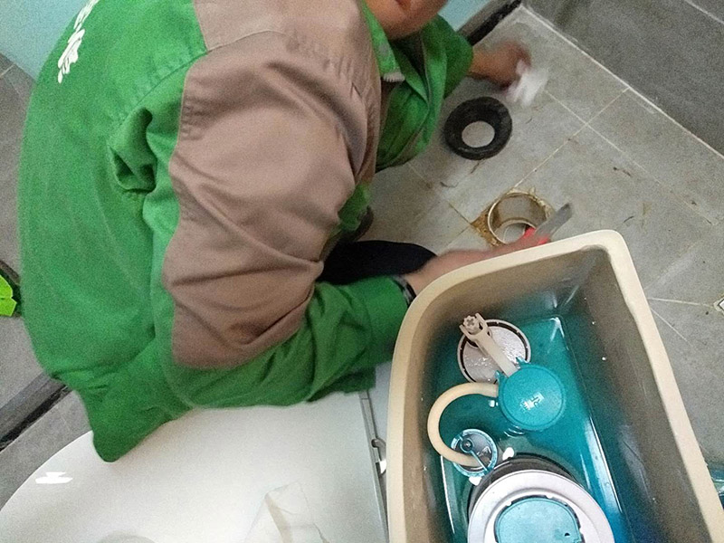 馬桶漏水檢查維修：請確保抽水馬桶的閉水閥處于關閉位置。拆除閥柱塞后,如果密封圈零件中那個出現故障,水就會越過閥柱塞不斷流出來,抽水馬桶就會不停的流逝,請檢查所有墊片如有損壞進行更換。如果浮球閥是密封的,將它整個換掉。取出水箱中的舊裝置,將水箱內外所有連接處的墊片拆下并保管好,新閥件中可能帶有新墊片,但你應當將舊零件保留到安裝新裝置時,以免新裝置在安裝過程中受損。