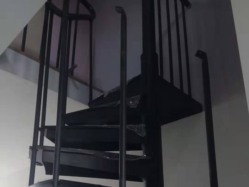 旋轉樓梯安裝：確定中柱安裝位置：將中柱的位置、上掛的銜接位置都確定好，還要測出中柱與兩邊墻面的距離，最后對照一下圖紙，看是不是吻合；套龍骨：將螺旋梯的托盤整理好放在地方，根據圖紙上標明的尺寸，將一節節的龍骨安裝到相應的位置上，然后用頂絲固定；調整托盤方位：將托盤的方位按照圖紙的規定調整好，要確保托盤的協調和均衡；固定托盤頂絲：將托盤頂絲擰緊，讓托盤不再晃動為止。