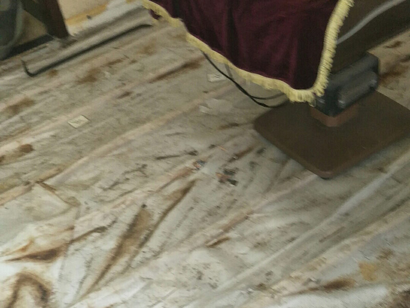 地板拆除維修：先從踢腳線的開始拆，用平口啰嗦刀沿著踢腳線開始劃開。把踢腳線劃開后，就能把踢腳邊取下。這個時候地板就松動了，再順著松動的地板移動，讓更大面積的地板繼續松動。只到能方便取下，再動手取地板。拆地板的時候，不要亂拆，要順著地板的順序拆。一塊一塊的拆下，在拆的過程中若不好取，就要螺絲刀幫忙，就好拆多了。雖然舊地板還能有利于價值，所以拆的時候要盡量保存完整。但在拆地板的時候，即使再小心都會有破損的，所以要有這些心理準備。待舊地板完全拆完后，把地面清掃干凈。再晾一段時間才能重新裝地板，因此潮濕的地面是不適合裝地板的，等完全干燥透了再鋪新的地板。