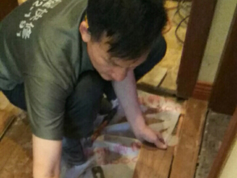 室內(nèi)過道地板鋪貼：地面如果不平整，會(huì)導(dǎo)致后期地板翹起等現(xiàn)象出現(xiàn)。首先就需要找平地面。平整度誤差大或與其他地面材料高差大的地面，建議用水泥沙漿作全面找平，否則只需要用防水膠混合水泥砂漿做局部找平處理。 地面找平處理后，注意檢查。尤其是門開合的地方，可以試著鋪上地板，仔細(xì)查看門是否開合順暢，如果開合遇阻，需要重新找平。鋪裝地板前，最好對(duì)地面進(jìn)行清潔。對(duì)地面進(jìn)行防水防潮處理，有利于地板的經(jīng)久耐用。地板墊還有減震和保持地面平整的作用，比如哪里有點(diǎn)不平，可以鋪兩層。