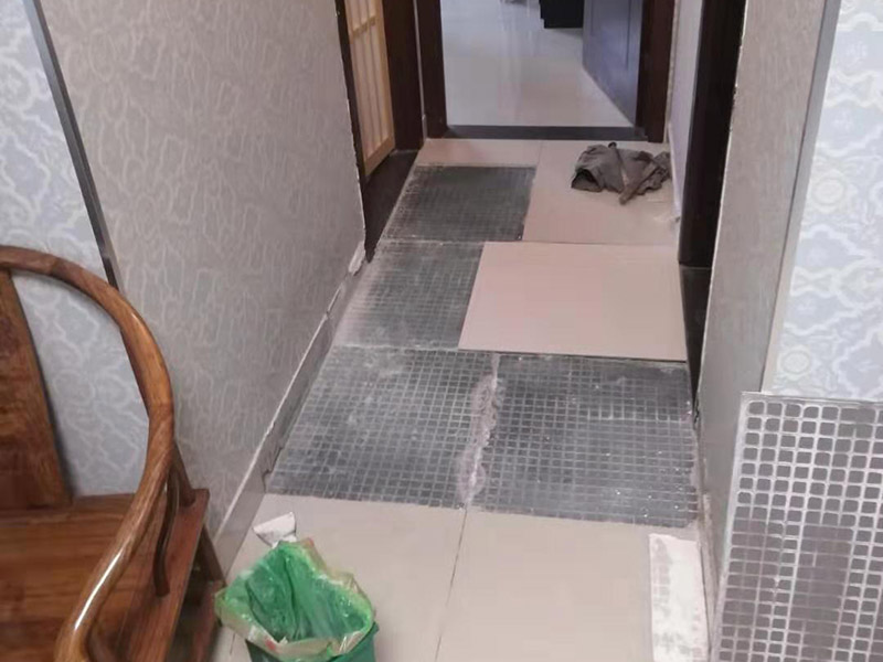 地面瓷磚拆除更換：拆除瓷磚時要用電，而電是從客廳臨時拉的，為了避免在施工過程中發生觸電的現象，將電拉進衛生間內。其次，舊房改造拆除瓷磚時可以用沖擊電鉆，這種工具方便快捷，可自由更換。但在使用前應檢查其是否靈活，可以通過空轉一分鐘的方法進行檢驗。用完之后及時進行清理。，梯子也是必不可少的工具之一，它可以幫助工人拆掉處于高處的瓷磚，還可以架起臨時插座。拆磚應從下至上進行，在施工過程中對地面及時進行處理，以免因垃圾過多從而影響后面的工作。同時要處理好房內的防水層。拆除插座與水龍頭附近的瓷磚時應小心，以免損壞水電設備。