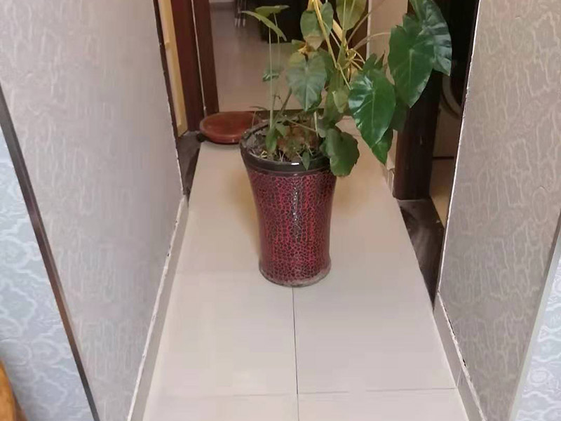 地面瓷磚拆除更換：拆除瓷磚時要用電，而電是從客廳臨時拉的，為了避免在施工過程中發生觸電的現象，將電拉進衛生間內。其次，舊房改造拆除瓷磚時可以用沖擊電鉆，這種工具方便快捷，可自由更換。但在使用前應檢查其是否靈活，可以通過空轉一分鐘的方法進行檢驗。用完之后及時進行清理。，梯子也是必不可少的工具之一，它可以幫助工人拆掉處于高處的瓷磚，還可以架起臨時插座。拆磚應從下至上進行，在施工過程中對地面及時進行處理，以免因垃圾過多從而影響后面的工作。同時要處理好房內的防水層。拆除插座與水龍頭附近的瓷磚時應小心，以免損壞水電設備。
