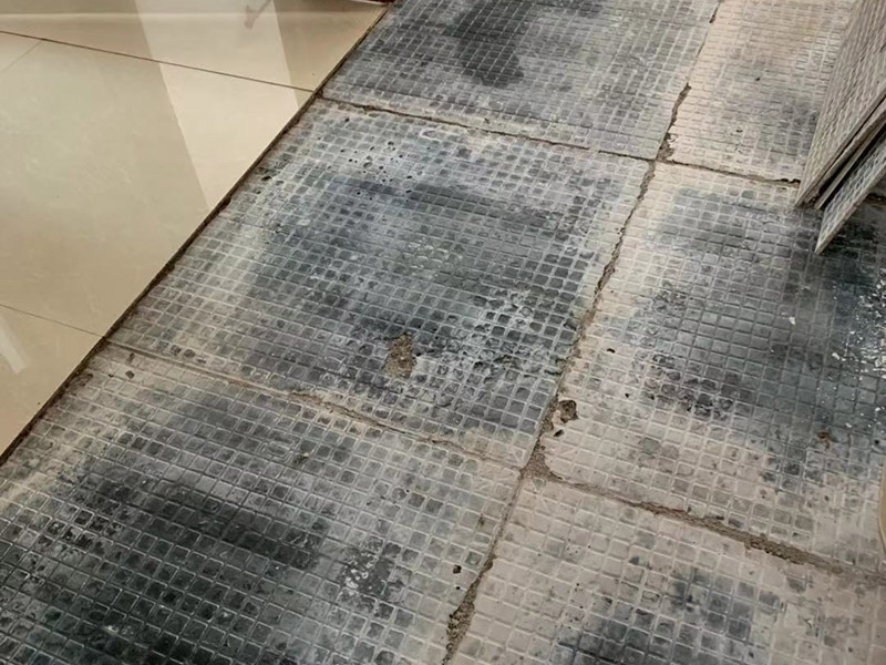 地磚拆除維修：其實關于拆除地板磚的方法還是比較簡單的。首先要撬開大門口的那塊地磚，因為那塊地磚是有一邊露在外面的所以比較容易撬開。再用扁的鑿子一片一片的往里撬，如果水泥砂漿做的不是特別牢固的話可以直接用錘子把扁撬敲擊地磚和水泥地中間的縫隙。