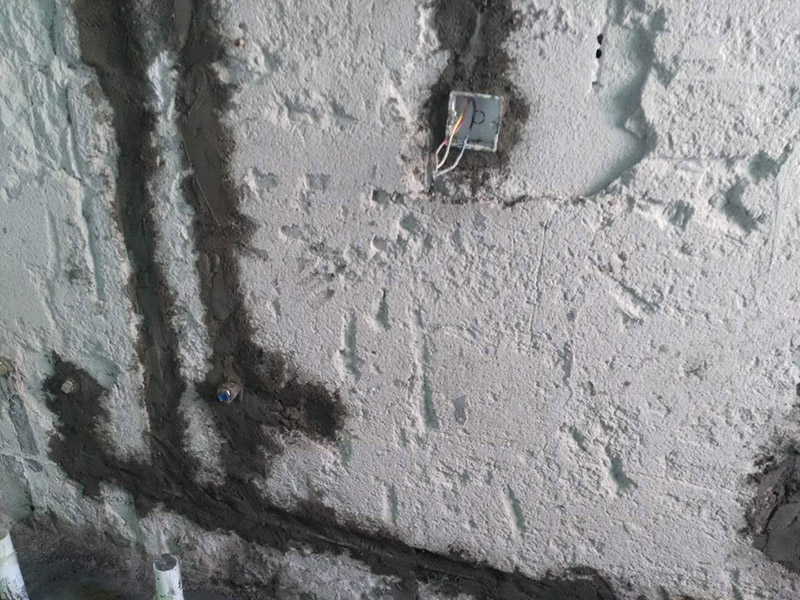 水電改造維修：按走向進(jìn)行墻面或地面開槽，開槽過程中，不允許出現(xiàn)墻面橫向開槽大于30cm的現(xiàn)象，因為橫向開槽將破壞整樓的承重，使得抗震能力降低而且墻面容易開裂。如果是保溫墻的話，開很長的橫槽有可能會導(dǎo)致開槽上部的保溫層整體脫落。墻面開槽一般都應(yīng)該是豎向垂直開槽。埋入管線(包括布線和接好管道)和暗盒，電路施工時先安裝管路，然后再穿導(dǎo)線，這樣可以避免將來換線出現(xiàn)導(dǎo)線無法抽動的現(xiàn)象。穿管不能使用軟管，防止出現(xiàn)死角。同時電路接頭不要裸露在外面，應(yīng)該安裝在線盒內(nèi)，分線盒之間不允許有接頭。檢測電路，對水路進(jìn)行試壓，驗收檢查合格后要注意保存好電路施工圖紙，圖紙要與實際相一致，同時圖紙上要標(biāo)明導(dǎo)線規(guī)格及開關(guān)、插座位置。