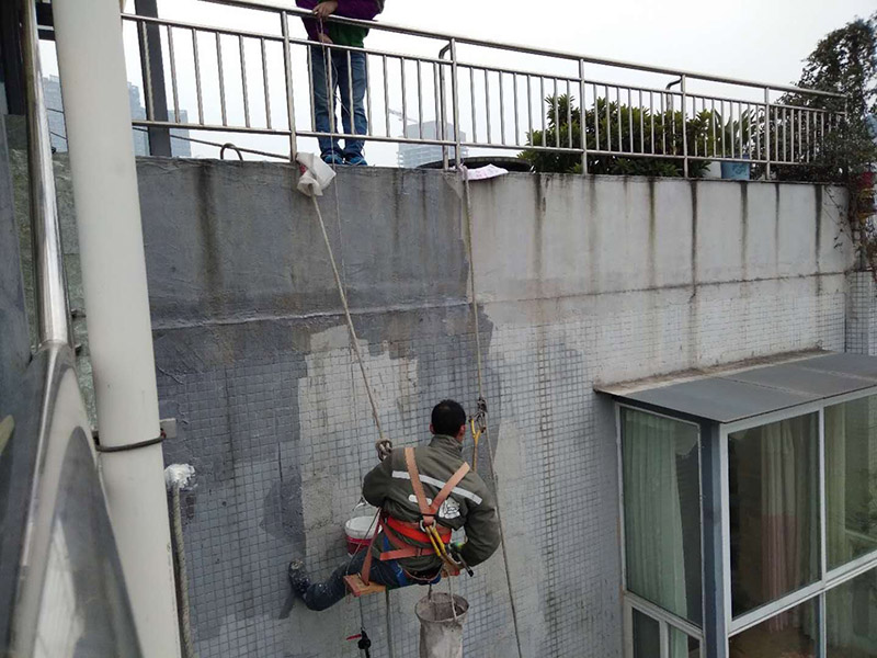 外墻涂刷防水：清理基層，新舊面層必須清理干凈，不得有雜物和灰塵，以免影響粘結(jié)強(qiáng)度，涂刷防水涂料時(shí)基層應(yīng)干燥。基層清理工序完成之后，接下來，清理死角，也就是所謂的陰陽角、施工縫、伸縮縫等比較重要的部位進(jìn)行處理，尤其注意的是泄水孔要加強(qiáng)處理，需要涂刷2－3遍防水底層涂料。將攪拌均勻的晨光防水涂料根據(jù)現(xiàn)場要涂刷的面積開始涂刷，基層涂刷要大于粘卷材的面積，不要超過三十。刷第二次涂料之前必須要等一次涂料完全凝固后方可再次涂刷，底層涂料次涂刷完畢后約4—8左右。要等第二次涂料完全凝固后方可施工。