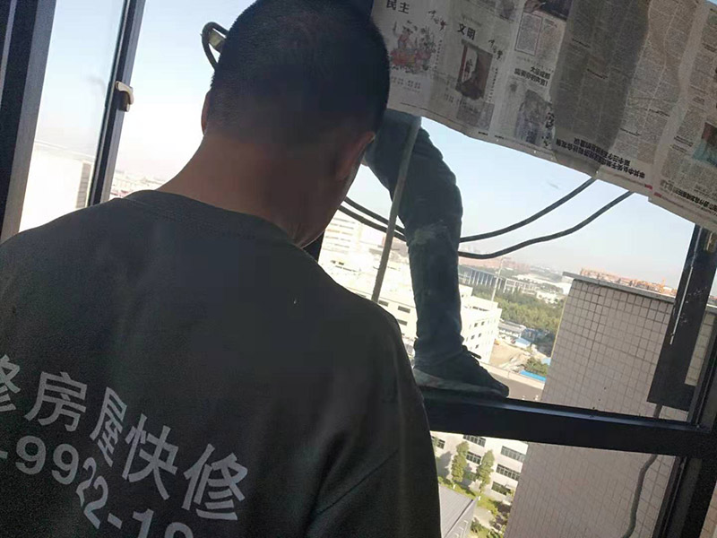 窗戶打膠維修：1、當我們粘在破碎的橋梁的鋁門窗上時，如果需要在外面粘合，我們必須將它粘在外面，因為如果它幾乎不粘在室內，它顯然會不均勻。它不起防水功能。2、當我們將破碎的橋梁的鋁門和窗戶粘在一起時，我們需要將膠帶放在鋁門的側面和斷橋的窗戶上。不要將它粘在頂部也很重要。否則，更重要的是。之后，膠帶脫膠，防水效果消失。