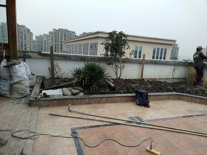 高空外墻防水：清理基層，新舊面層必須清理干凈，不得有雜物和灰塵，以免影響粘結(jié)強度，涂刷防水涂料時基層應(yīng)干燥。接下來，清理死角，也就是所謂的陰陽角、施工縫、伸縮縫等比較重要的部位進行處理，尤其注意的是泄水孔要加強處理，需要涂刷2-3遍防水底層涂料。將攪拌均勻的防水涂料根據(jù)現(xiàn)場要涂刷的面積開始涂刷，基層涂刷要大于粘卷材的面積，不要超過三十分鐘，涂刷第二次涂料之前必須要等第一次涂料完全凝固后方可再次涂刷，底層涂料第一次涂刷完畢后約4-8小時左右，方可再次涂刷第二次和第三次底層涂料，第一次涂刷厚度為0.5mm、第二次涂刷厚度為0.5mm左右、第三次涂刷厚度為0.5mm左右。粘結(jié)卷材時要等第二次涂料完全凝固后方可施工。