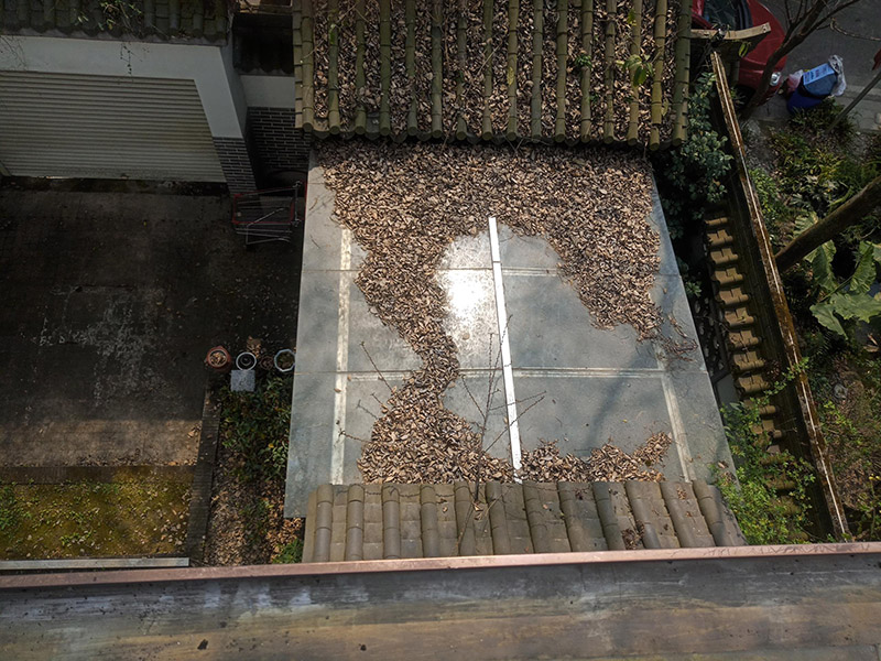 屋頂露臺翻新裝修：1.鏟除原防水層；2.清運原屋面垃圾；3.處理屋面樓頂基礎(chǔ)；4.修補屋面基礎(chǔ)裂縫 空鼓等；5.涂刷冷底油； 原防水層鏟除清理——處理基礎(chǔ)裂縫、破損——特殊部位附加層——定位彈線接縫粘合、封口處理——涂刷接縫膠——鋪貼卷材——滿涂基層膠卷材收頭處理——防水層表面清理檢查——涂刷表面涂料